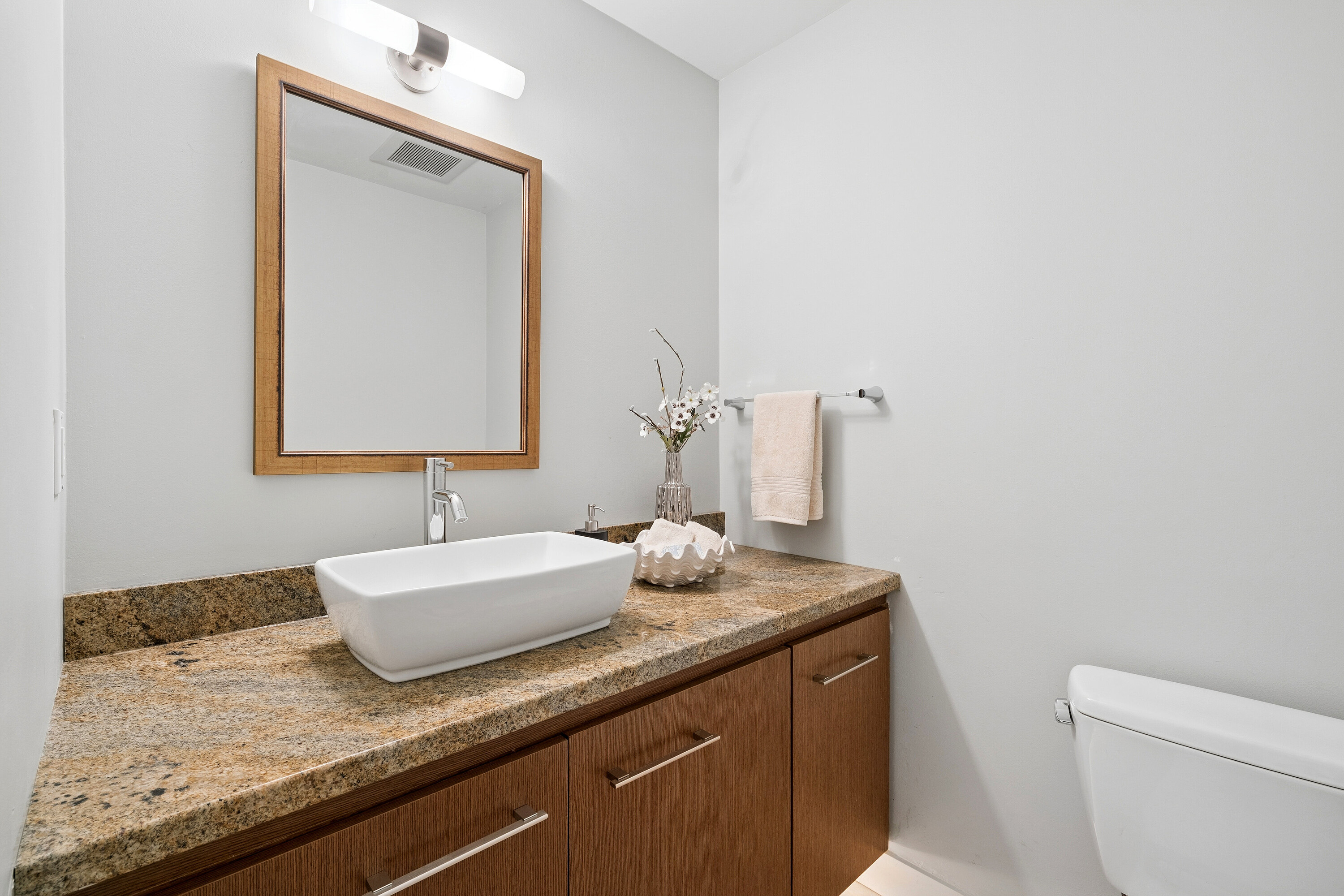  Elevated End-Unit Townhome - 物件實景