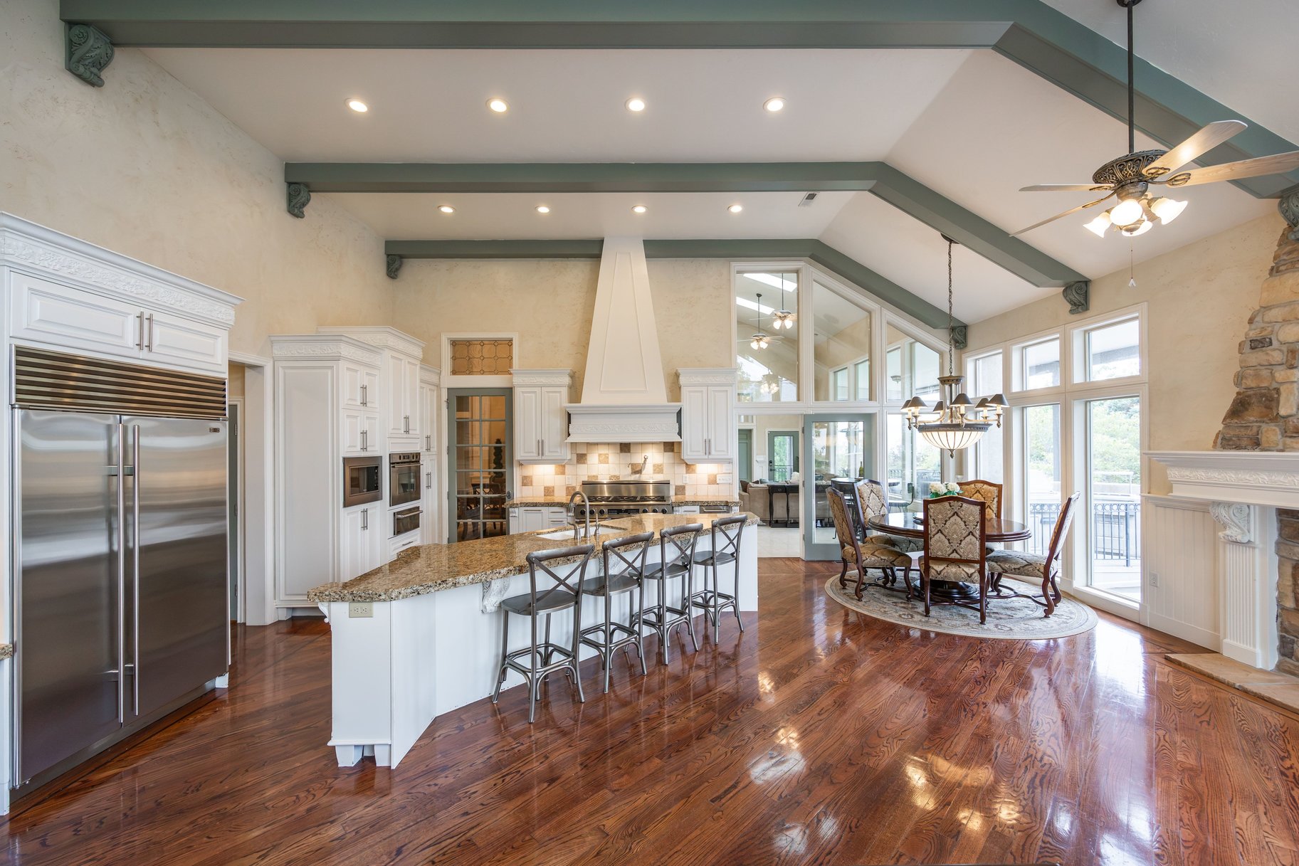  Stately Gated-Community Estate on Nearly Half an Acre: Vaulted Ceilings, Valley - 物件實景