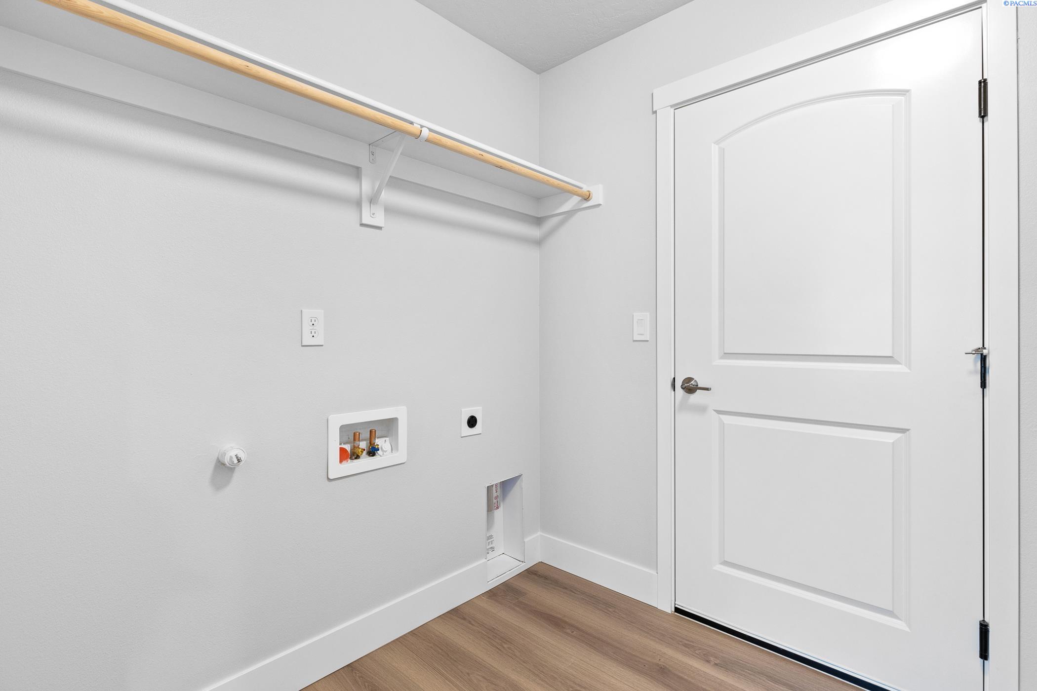 Kennewick, Washington, 99338, United States, 3 Bedrooms Bedrooms, ,1 BathroomBathrooms,Residential,For Sale,1969367