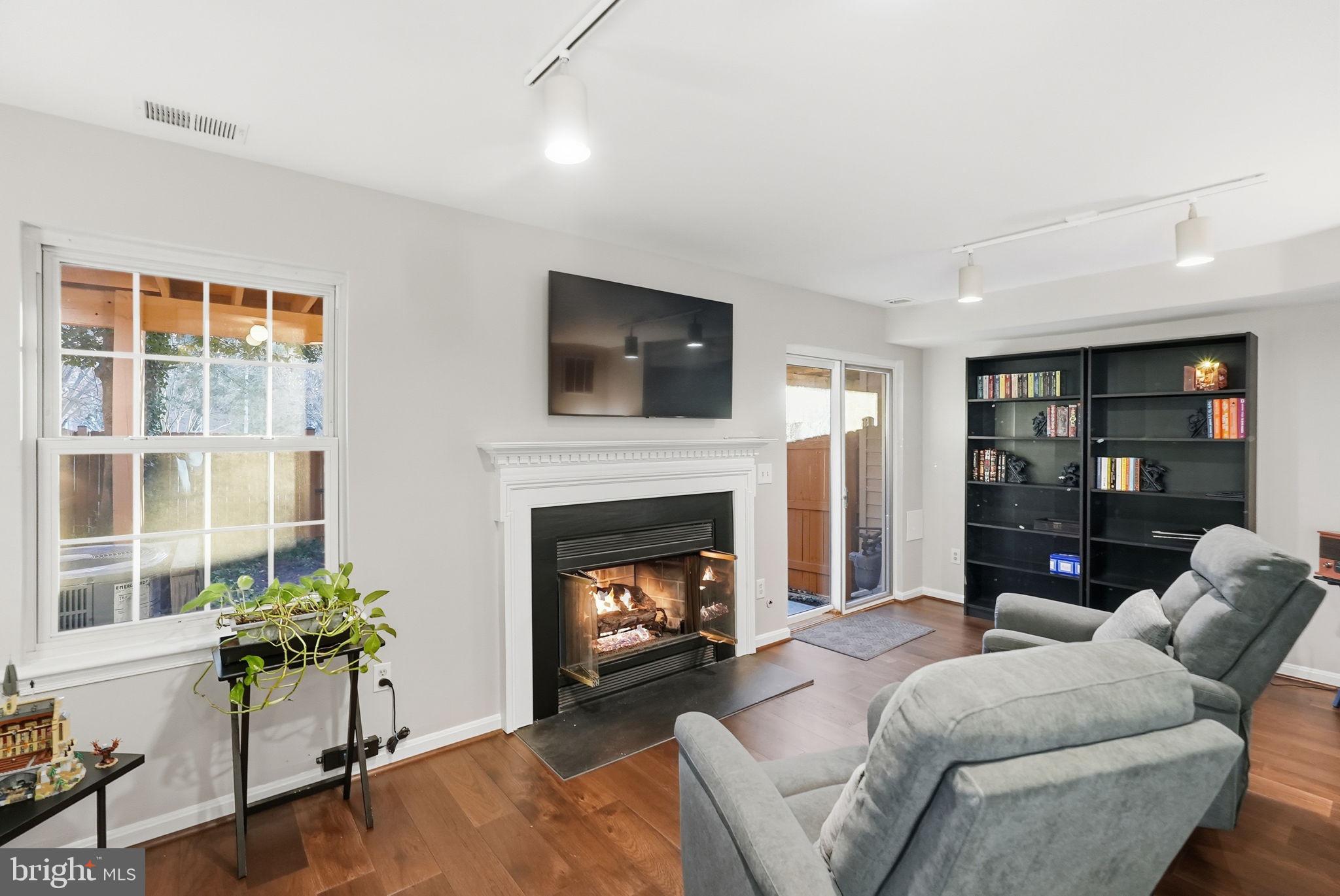 Fairfax, Virginia, 22033, United States, 2 Bedrooms Bedrooms, ,4 BathroomsBathrooms,Residential,For Sale,2001476