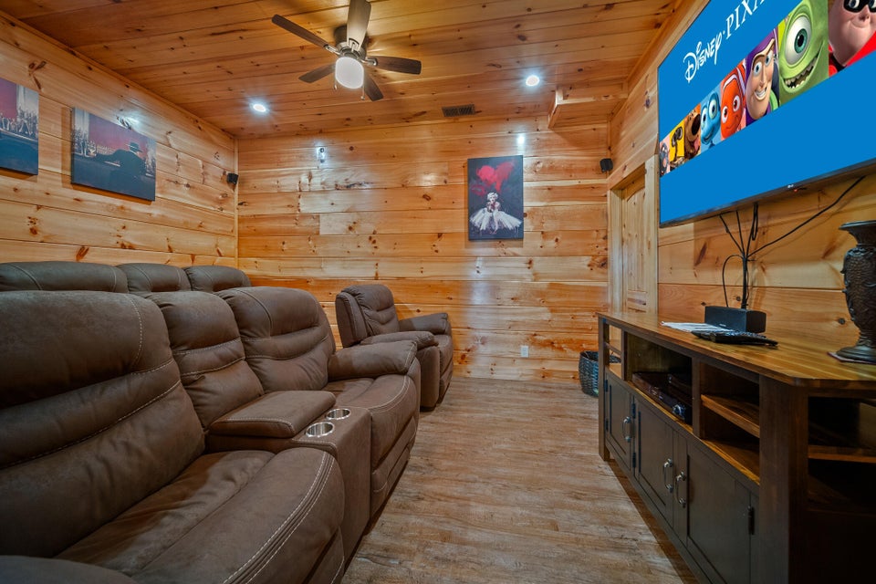 Sevierville, Tennessee, 37876, United States, 4 Bedrooms Bedrooms, ,6 BathroomsBathrooms,Residential,For Sale,1976346