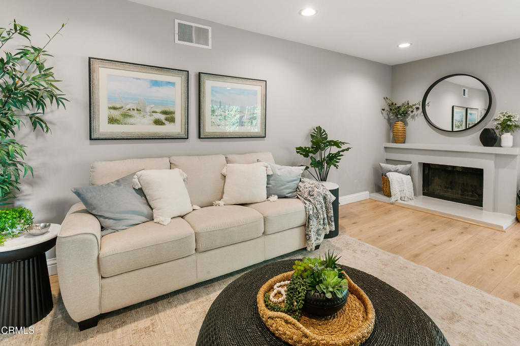 Thousand Oaks, California, 91362, United States, 4 Bedrooms Bedrooms, ,2 BathroomsBathrooms,Residential,For Sale,1988089