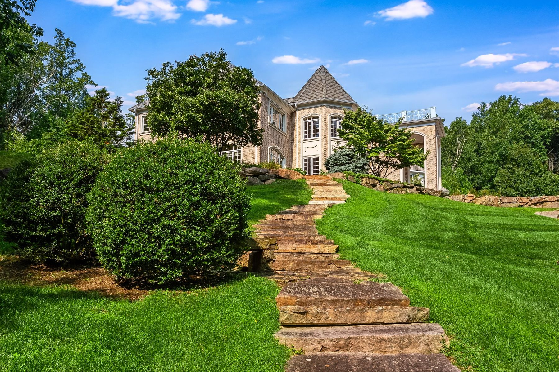  Majestic French Normandy Chateau Nestled Within a Five-Acre Gated Property - 物件實景