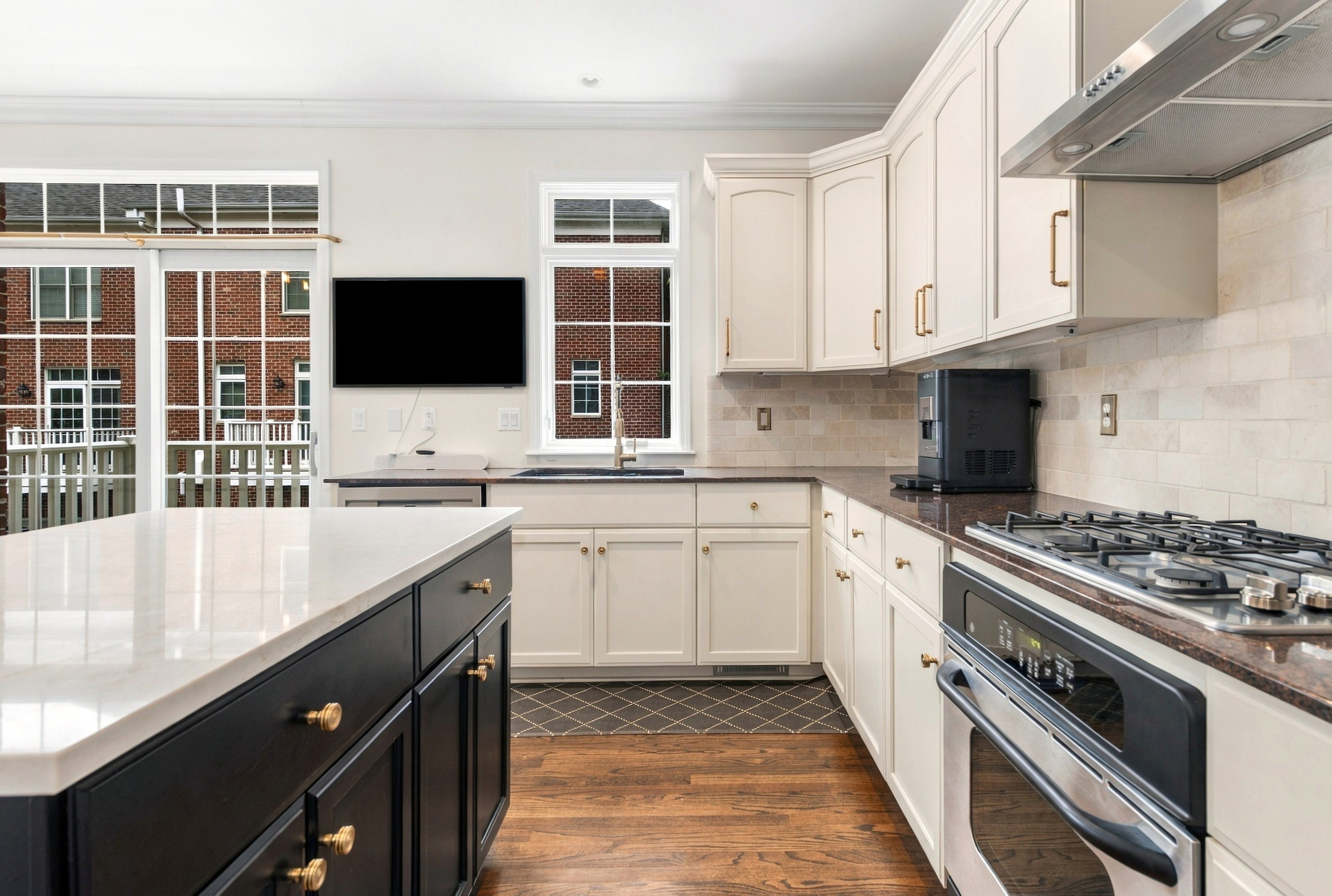  Highly Desirable Naperville Station End Unit - 物件實景