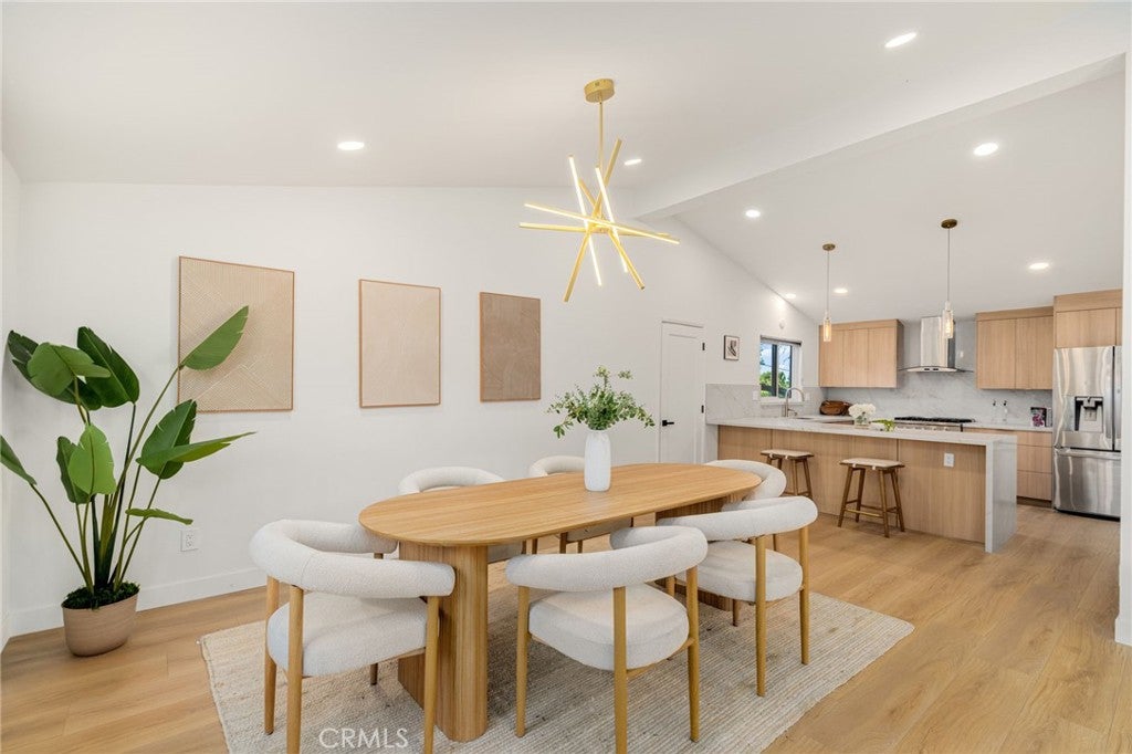 Woodland Hills, California, 91367, United States, 3 Bedrooms Bedrooms, ,2 BathroomsBathrooms,Residential,For Sale,1991959