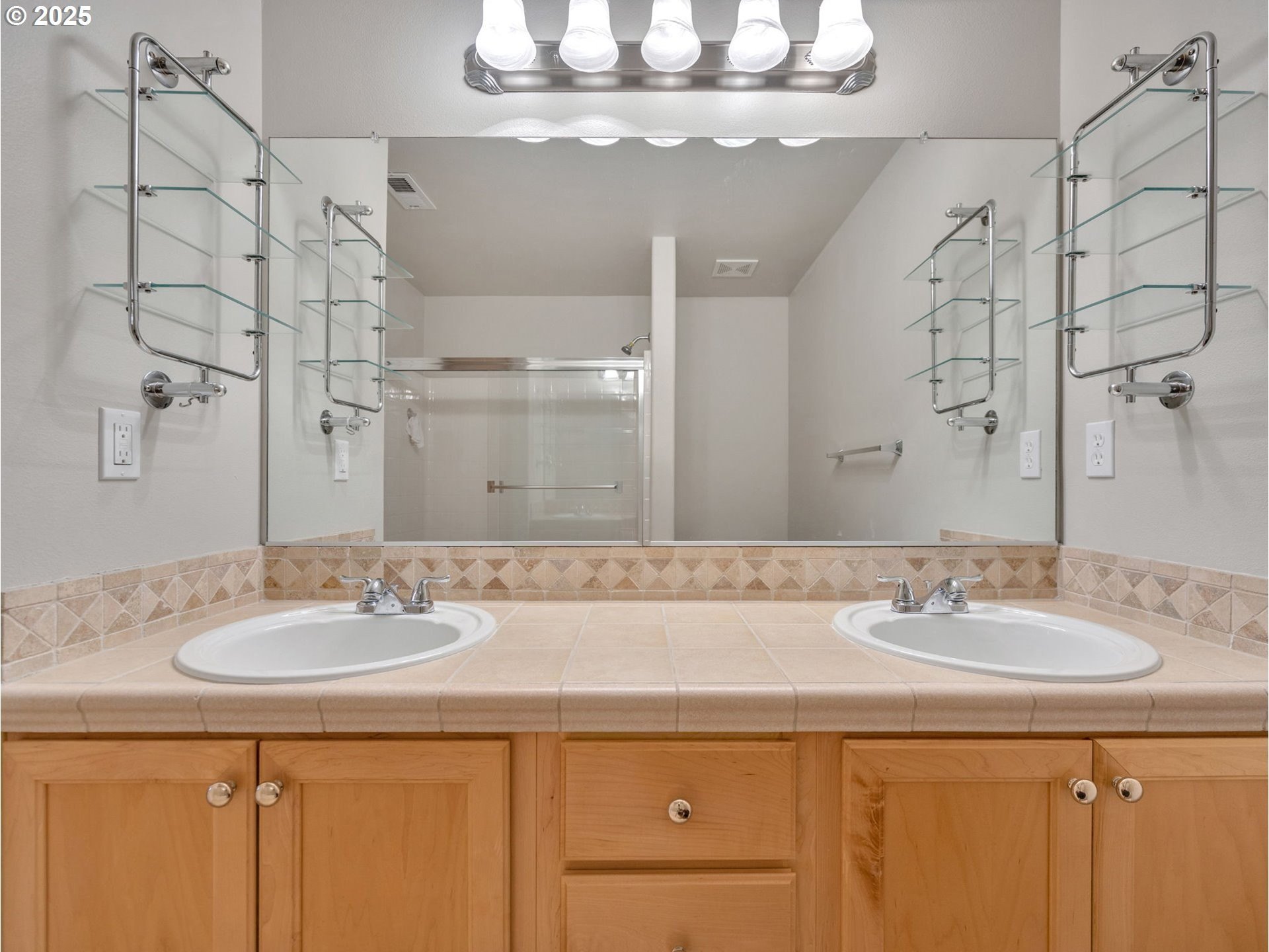 West Linn, Oregon, 97068, United States, 3 Bedrooms Bedrooms, ,3 BathroomsBathrooms,Residential,For Sale,1950039