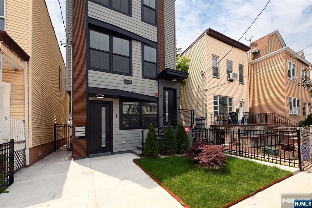 Jersey City, New Jersey, 07305, United States, 3 Bedrooms Bedrooms, ,2 BathroomsBathrooms,Residential,For Sale,1907522