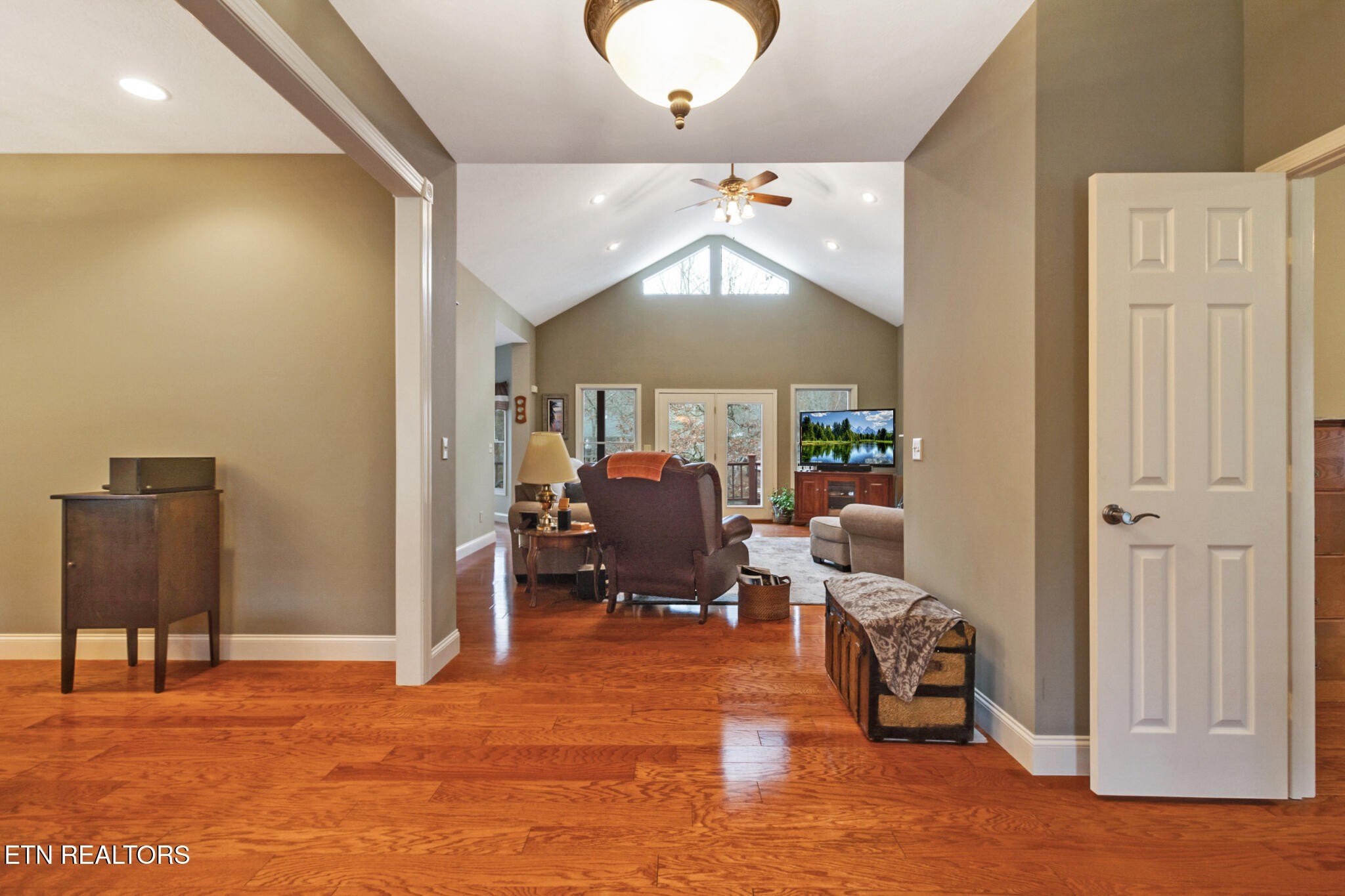 Crossville, Tennessee, 38572, United States, 2 Bedrooms Bedrooms, ,3 BathroomsBathrooms,Residential,For Sale,1978384