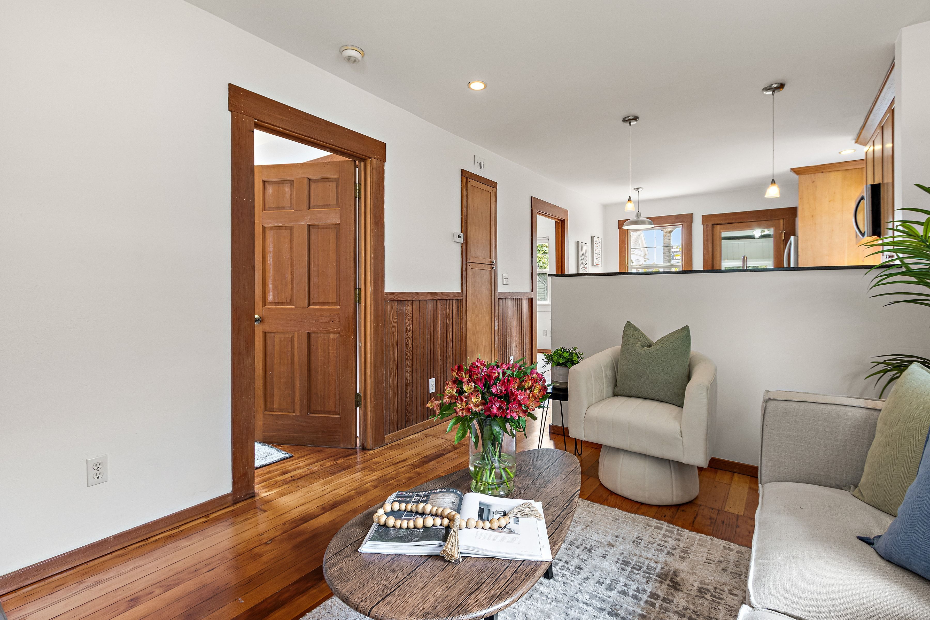  A Storybook North Oakland Cottage Offering Charm, Character, and Potential - 物件實景