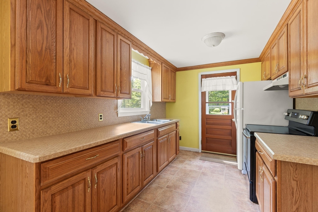 Easton, Massachusetts, 02356, United States, 3 Bedrooms Bedrooms, ,1 BathroomBathrooms,Residential,For Sale,1895599