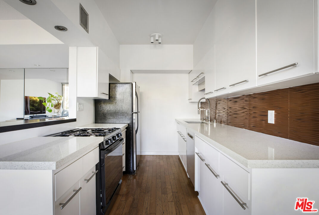 Los Angeles, California, 90027, United States, 1 Bedroom Bedrooms, ,1 BathroomBathrooms,Residential,For Sale,1907316