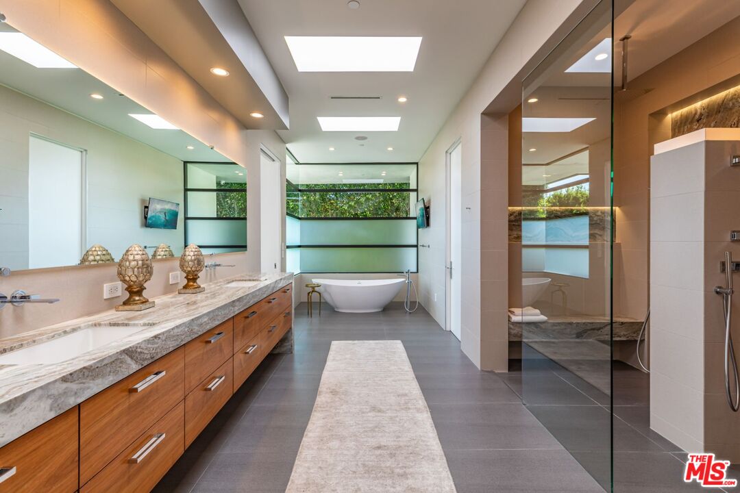 Beverly Hills, California, 90210, United States, 5 Bedrooms Bedrooms, ,9 BathroomsBathrooms,Residential,For Sale,1906570