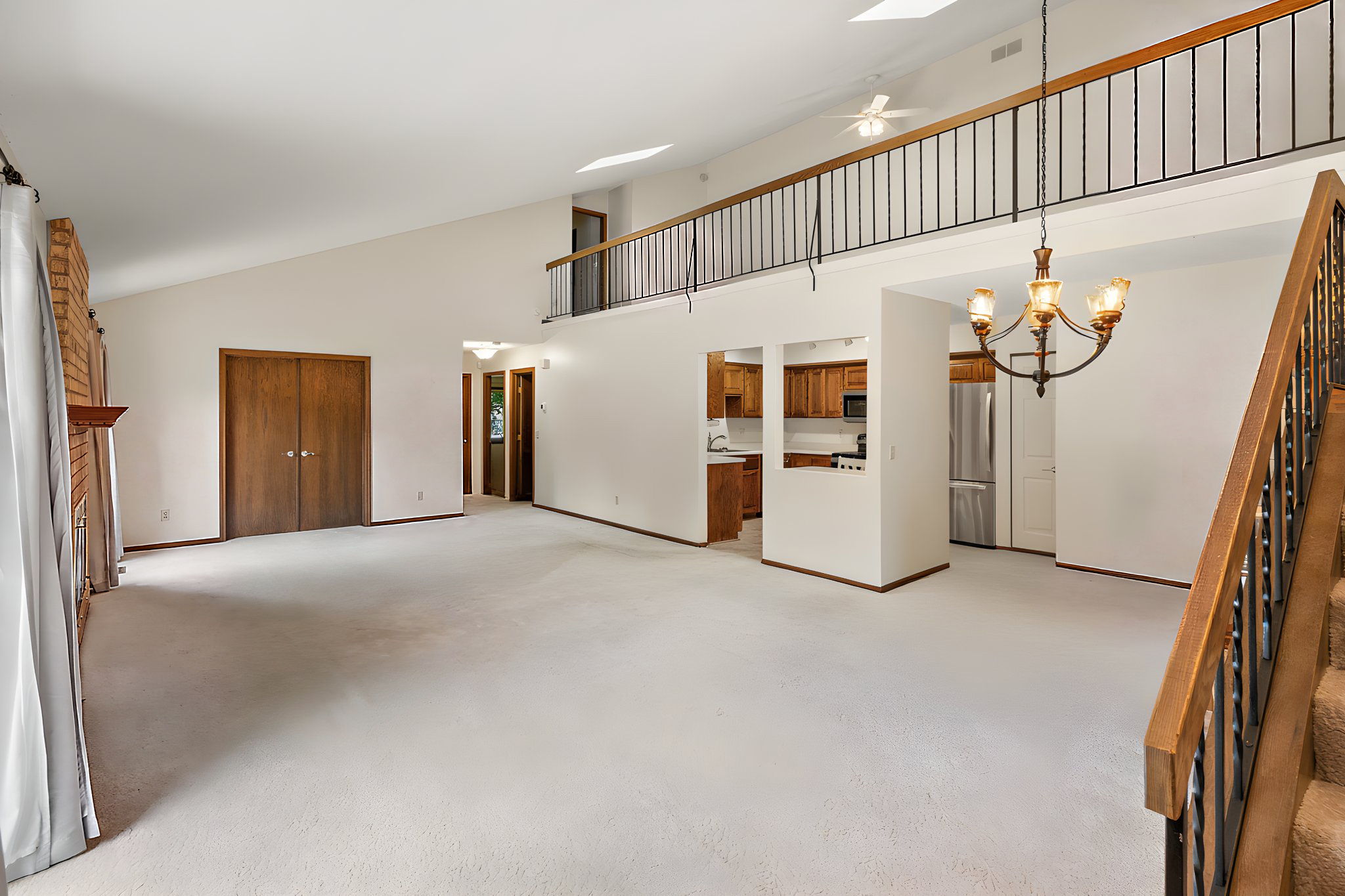  Light-Filled Loft in Desirable Woodbury - 物件實景