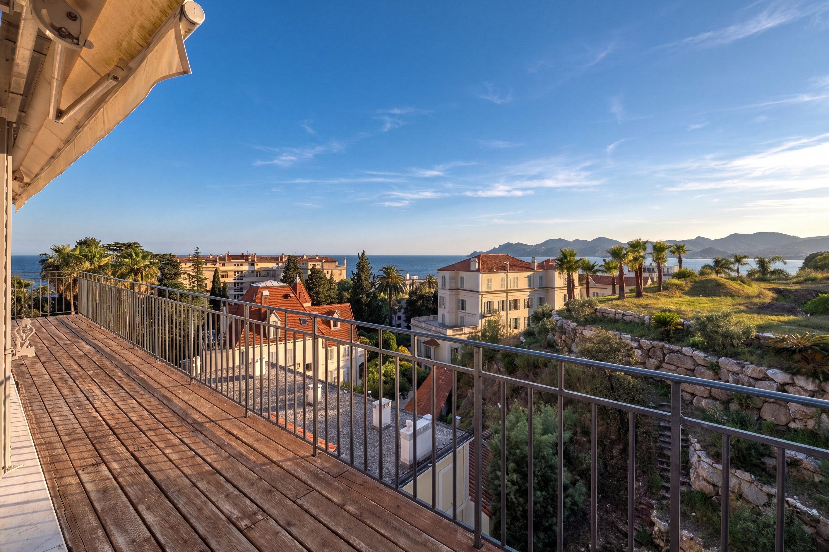  La Croix des Gardes: Penthouse with panoramic sea views and terraces in a histo… - 物件實景