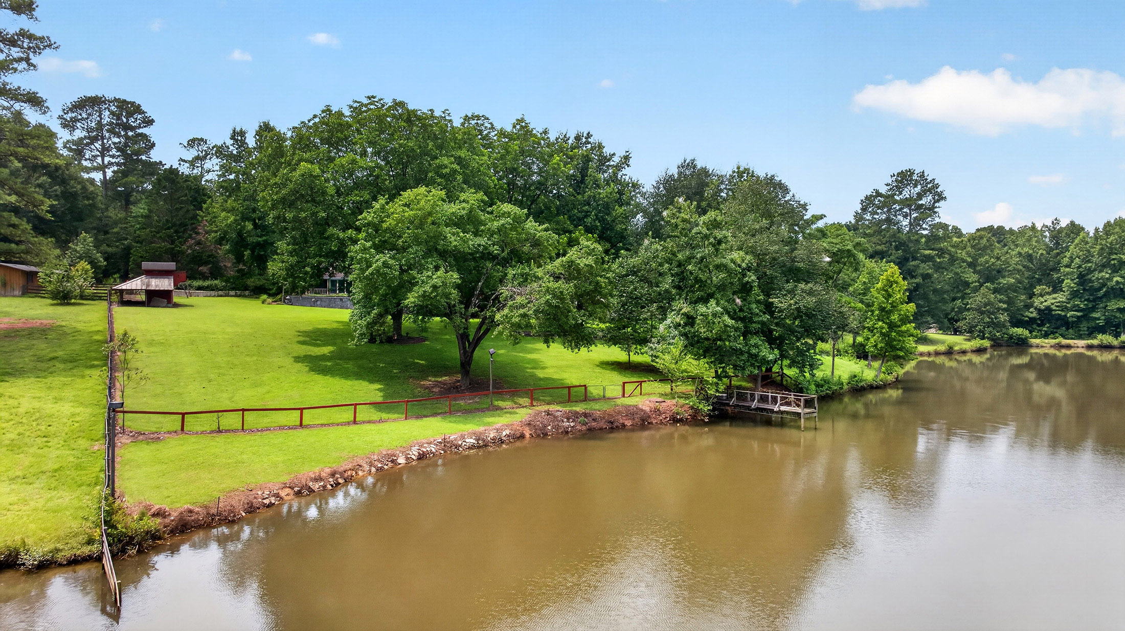  Nestled on Nearly Two Private Acres Overlooking a Picturesque Pond - 物件實景