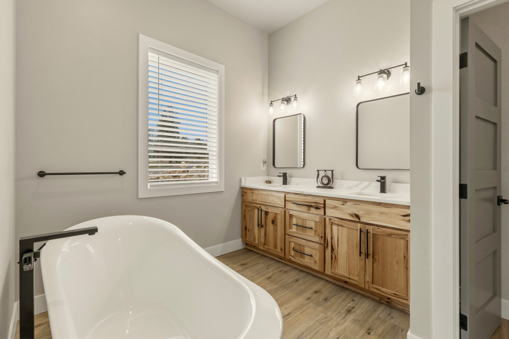 KLAMATH FALLS, Oregon, 97601, United States, 4 Bedrooms Bedrooms, ,3 BathroomsBathrooms,Residential,For Sale,2044065