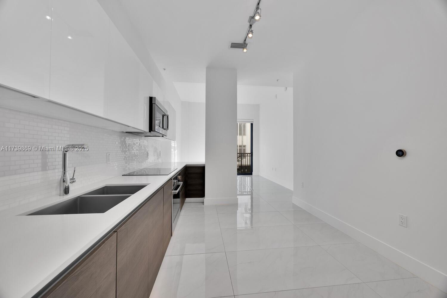 Coral Gables, Florida, 33146, United States, 1 Bedroom Bedrooms, ,1 BathroomBathrooms,Residential,For Sale,1934394