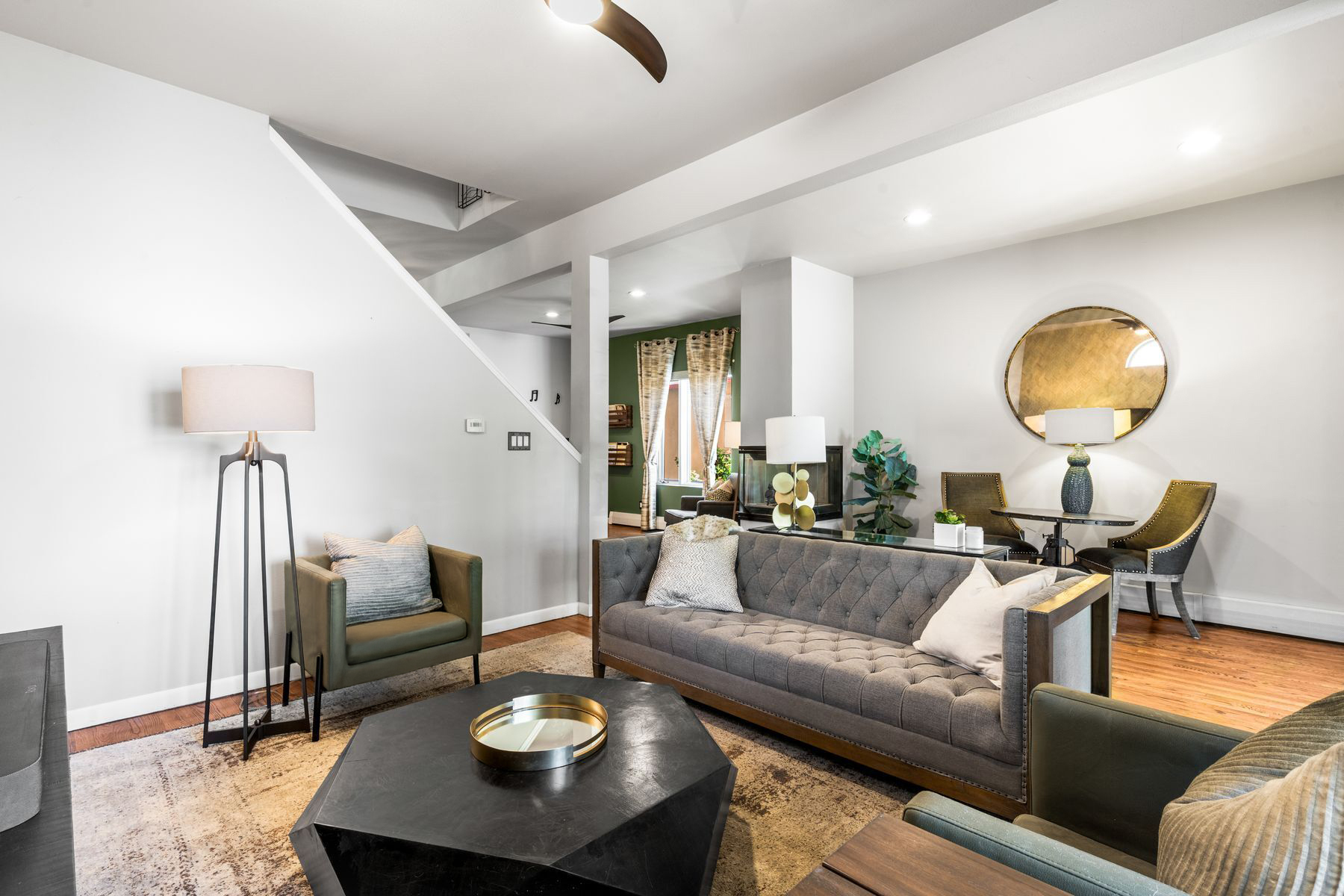  Outstanding Victorian-Style Home Just a Block From Broadway - 物件實景