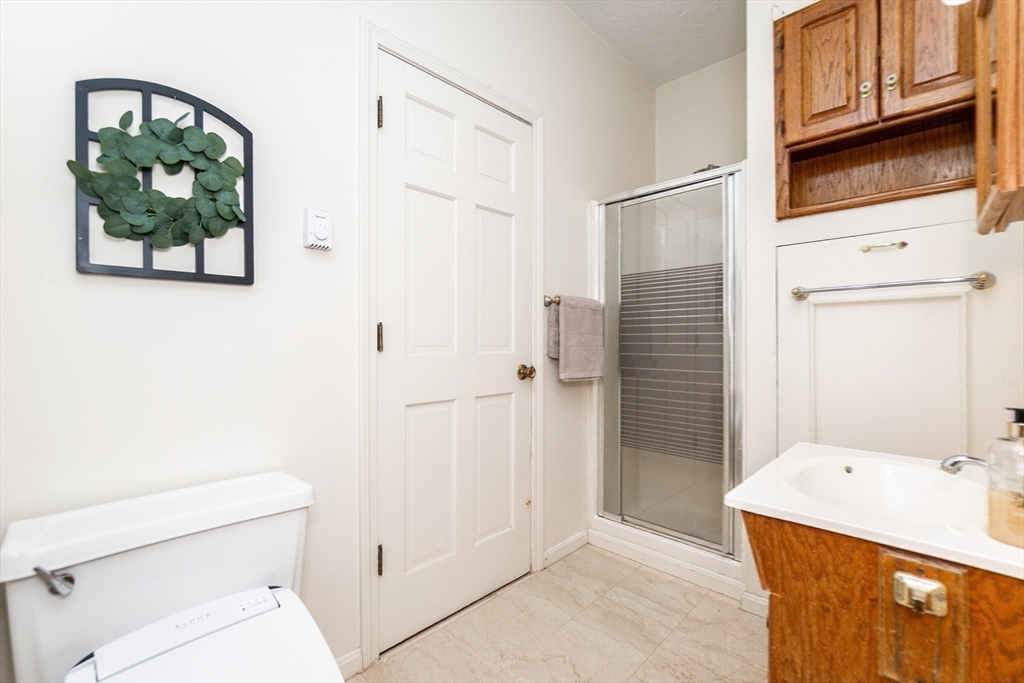 Wakefield, Massachusetts, 01880, United States, 4 Bedrooms Bedrooms, ,2 BathroomsBathrooms,Residential,For Sale,1976836