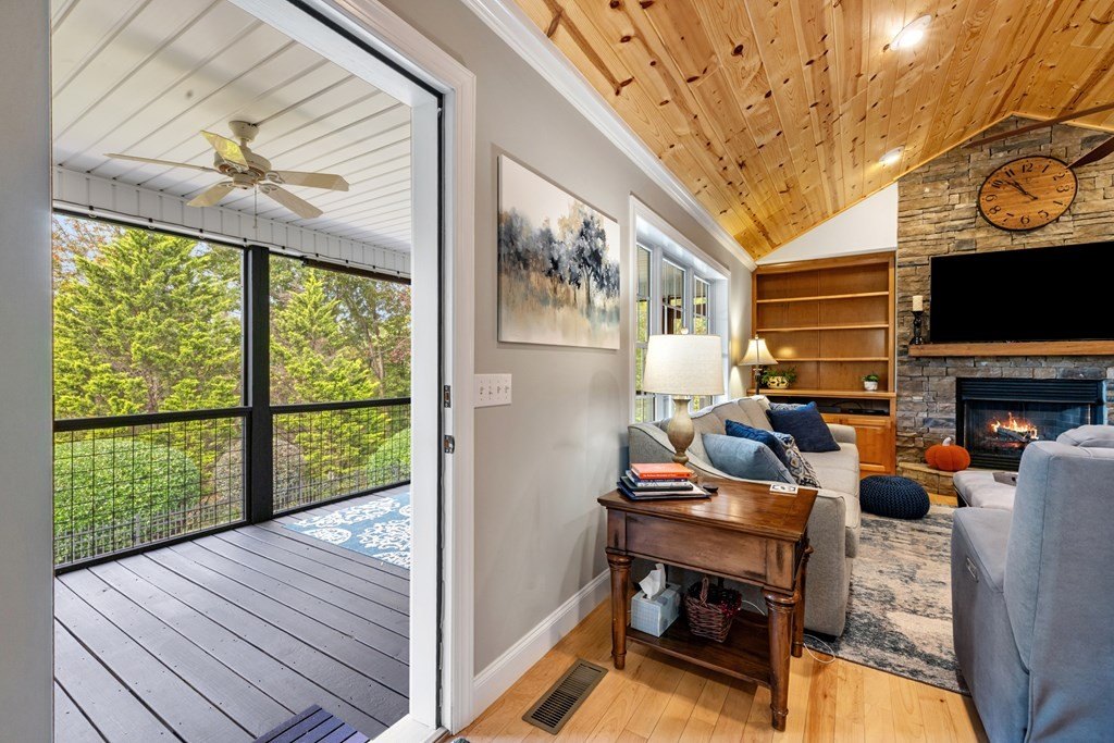 Hayesville, North Carolina, 28904, United States, 3 Bedrooms Bedrooms, ,4 BathroomsBathrooms,Residential,For Sale,1974136