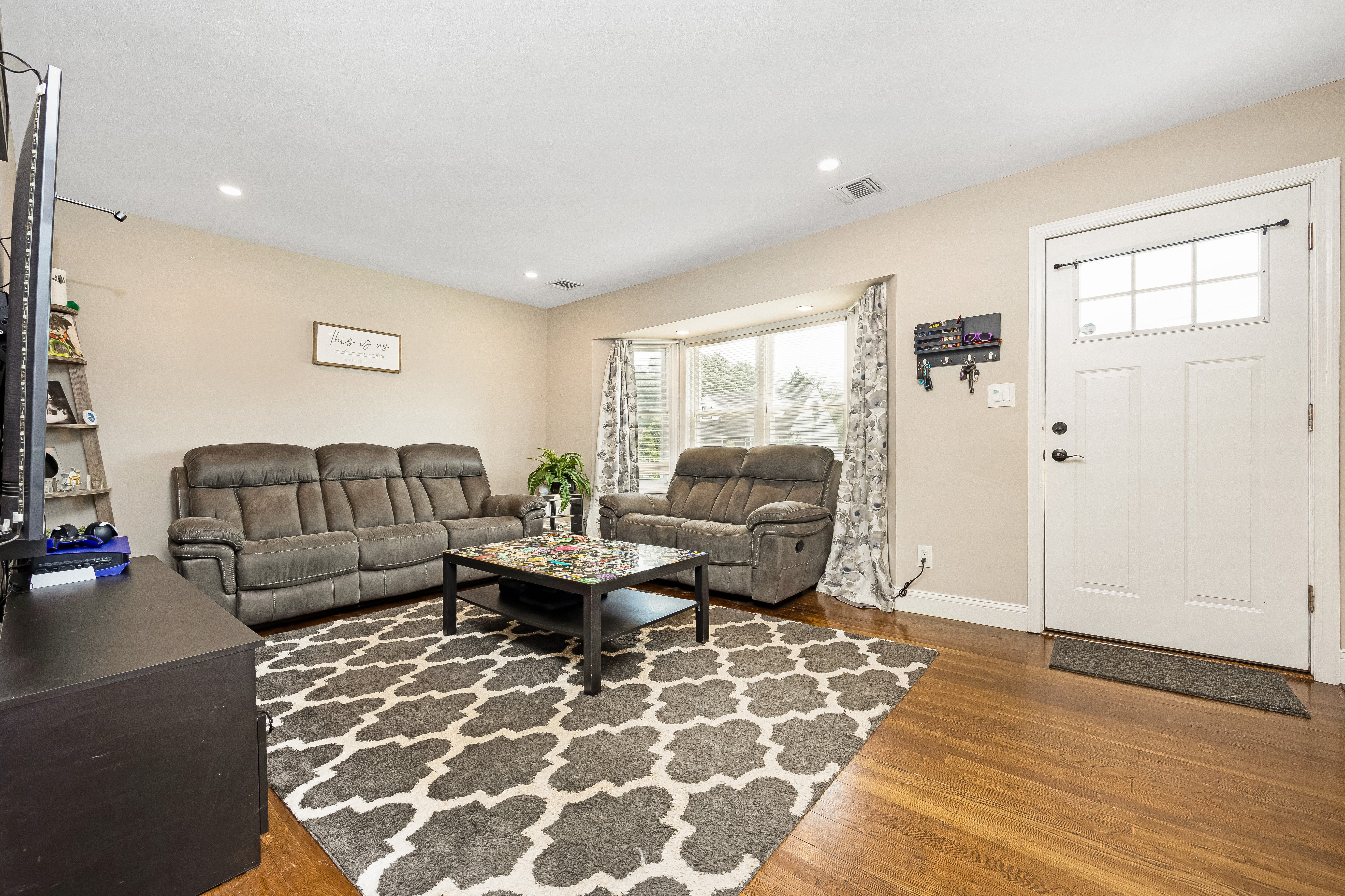 Deer Park, New York, 11729, United States, 3 Bedrooms Bedrooms, ,2 BathroomsBathrooms,Residential,For Sale,1915383
