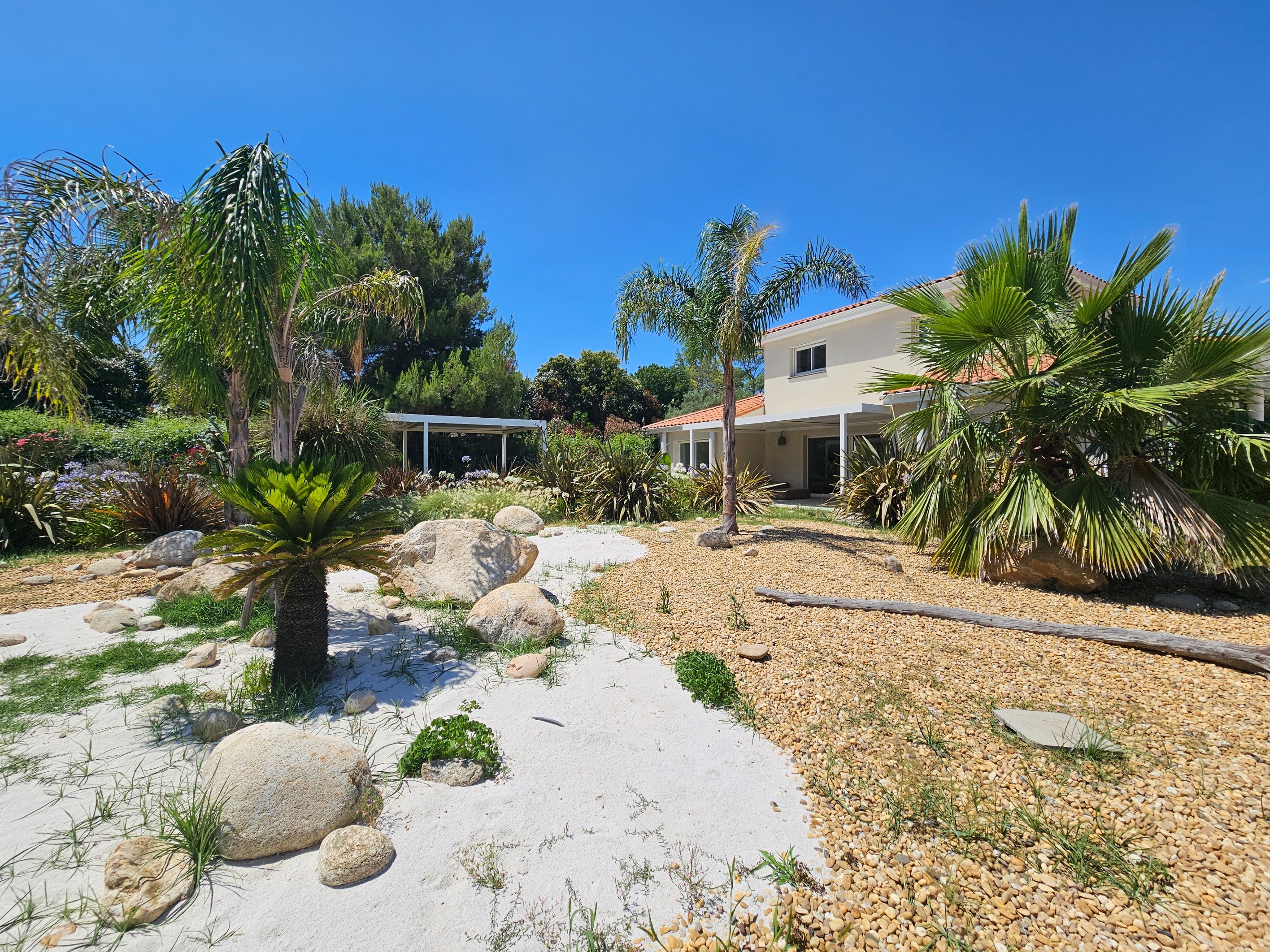  CONTEMPORARY VILLA IN A PRIVATE SETTING - 物件實景