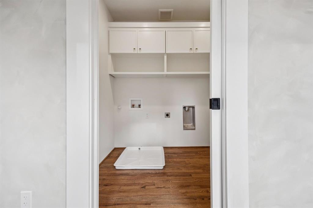 Dallas, Texas, 75211, United States, 4 Bedrooms Bedrooms, ,3 BathroomsBathrooms,Residential,For Sale,1988260