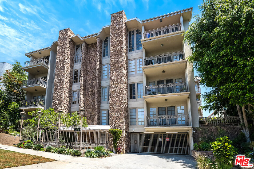 Los Angeles, California, 90024, United States, 2 Bedrooms Bedrooms, ,2 BathroomsBathrooms,Residential,For Sale,1908250