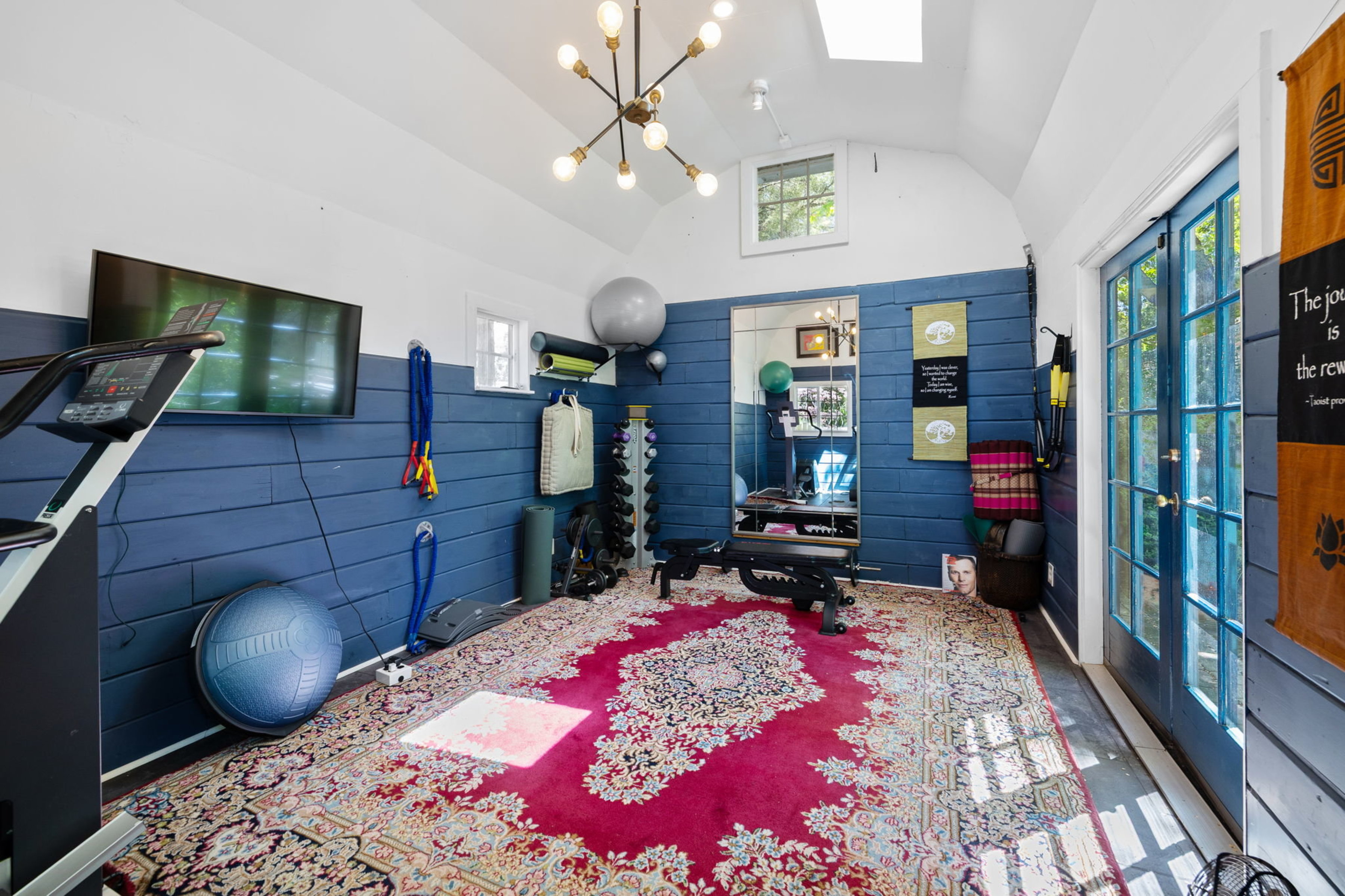  Historic home with 2 guest homes on 1.24 acres with a pool - 物件實景
