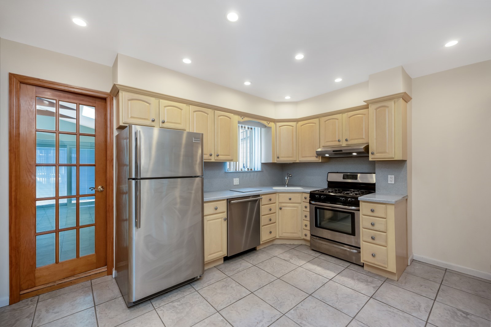 Middle Village, New York, 11379, United States, 2 Bedrooms Bedrooms, ,2 BathroomsBathrooms,Residential,For Sale,1941083