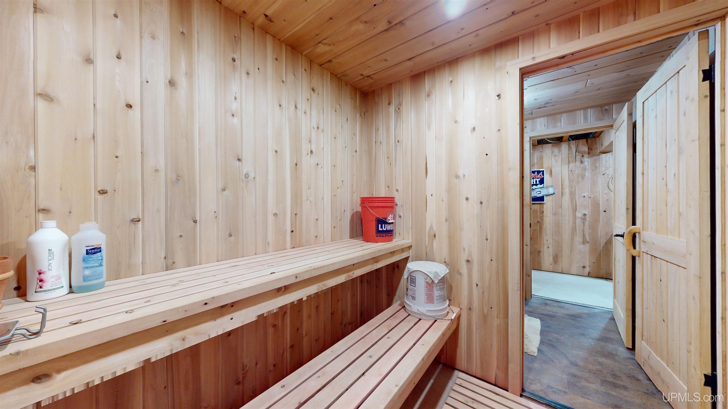 Marquette, Michigan, 49855, United States, 2 Bedrooms Bedrooms, ,4 BathroomsBathrooms,Residential,For Sale,1892873
