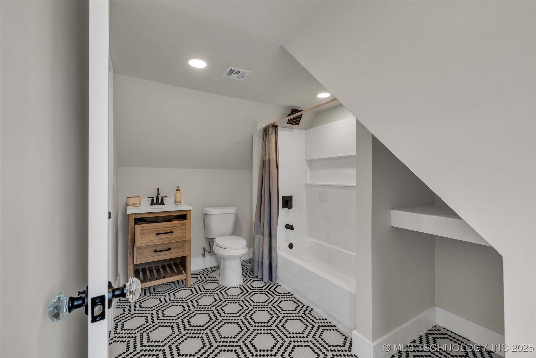 Tulsa, Oklahoma, 74104, United States, 3 Bedrooms Bedrooms, ,3 BathroomsBathrooms,Residential,For Sale,1890482