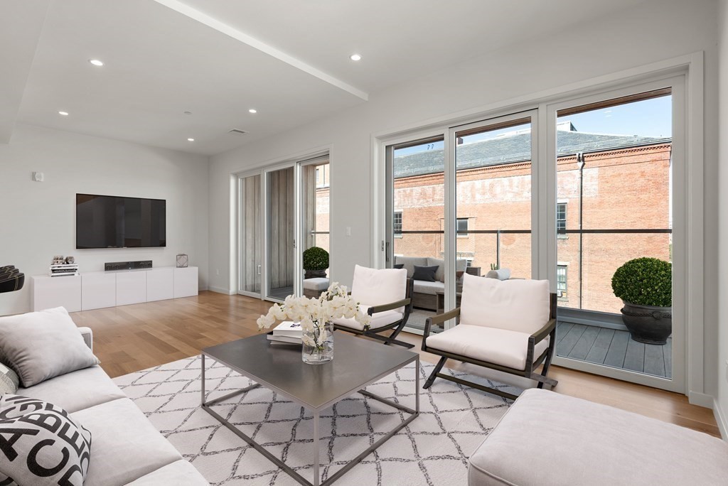 Boston, Massachusetts, 02127, United States, 2 Bedrooms Bedrooms, ,2 BathroomsBathrooms,Residential,For Sale,1916943