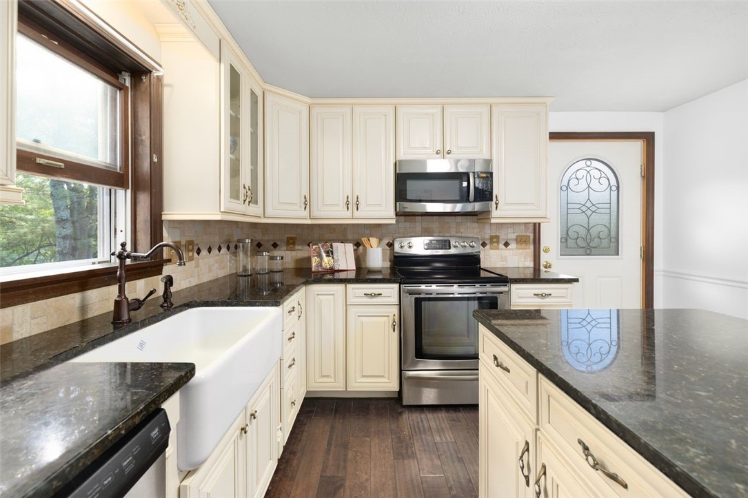 South Kingstown, Rhode Island, 02879, United States, 3 Bedrooms Bedrooms, ,2 BathroomsBathrooms,Residential,For Sale,1987683