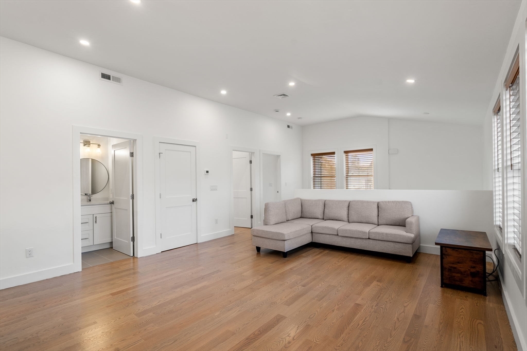 Waltham, Massachusetts, 02451, United States, 3 Bedrooms Bedrooms, ,2 BathroomsBathrooms,Residential,For Sale,1960528