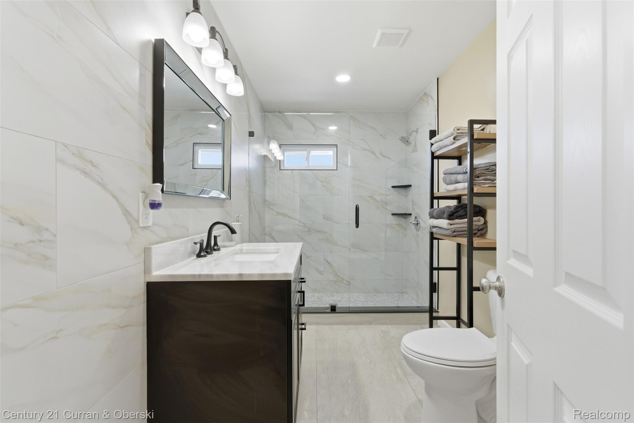 Brownstown Charter Township, Michigan, 48174, United States, 3 Bedrooms Bedrooms, ,2 BathroomsBathrooms,Residential,For Sale,1996649