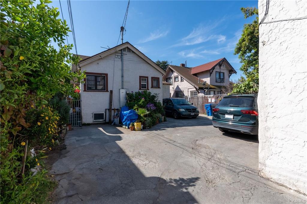 Los Angeles, California, 90037, United States, 7 Bedrooms Bedrooms, ,Residential,For Sale,1935782