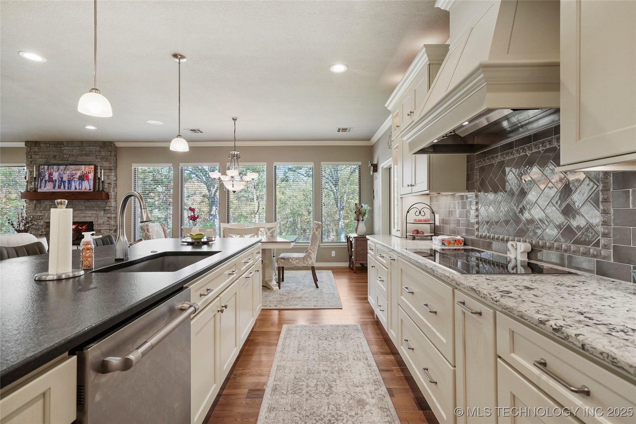 Catoosa, Oklahoma, 74015, United States, 3 Bedrooms Bedrooms, ,3 BathroomsBathrooms,Residential,For Sale,1987944