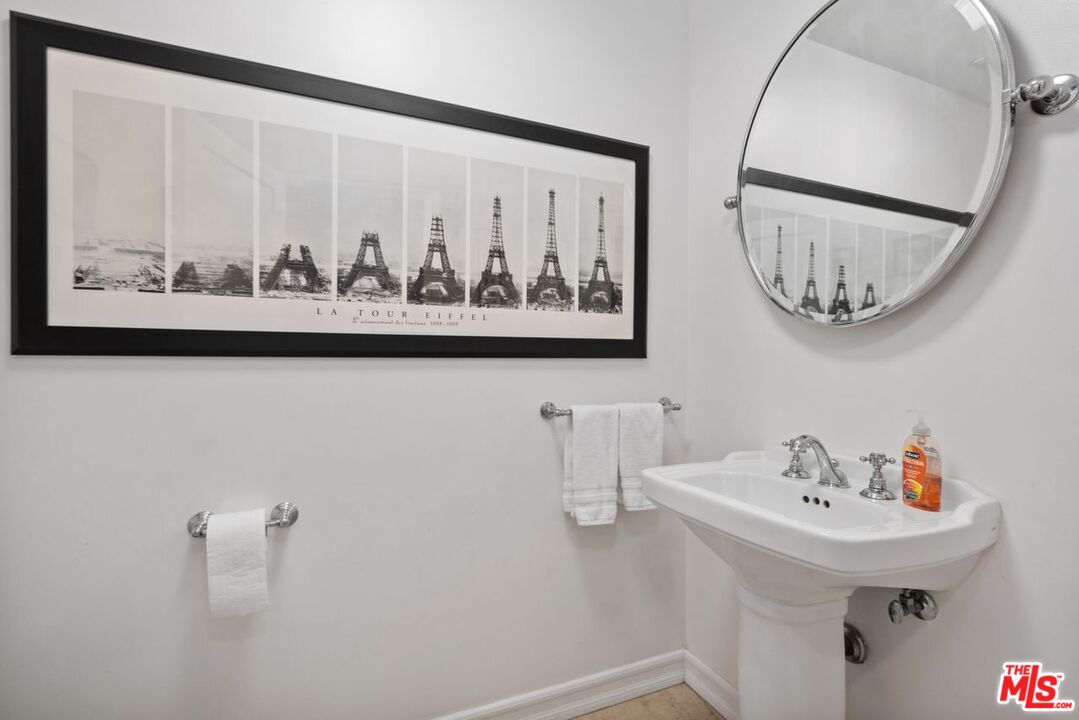 Calabasas, California, 91302, United States, 4 Bedrooms Bedrooms, ,3 BathroomsBathrooms,Residential,For Sale,1896554