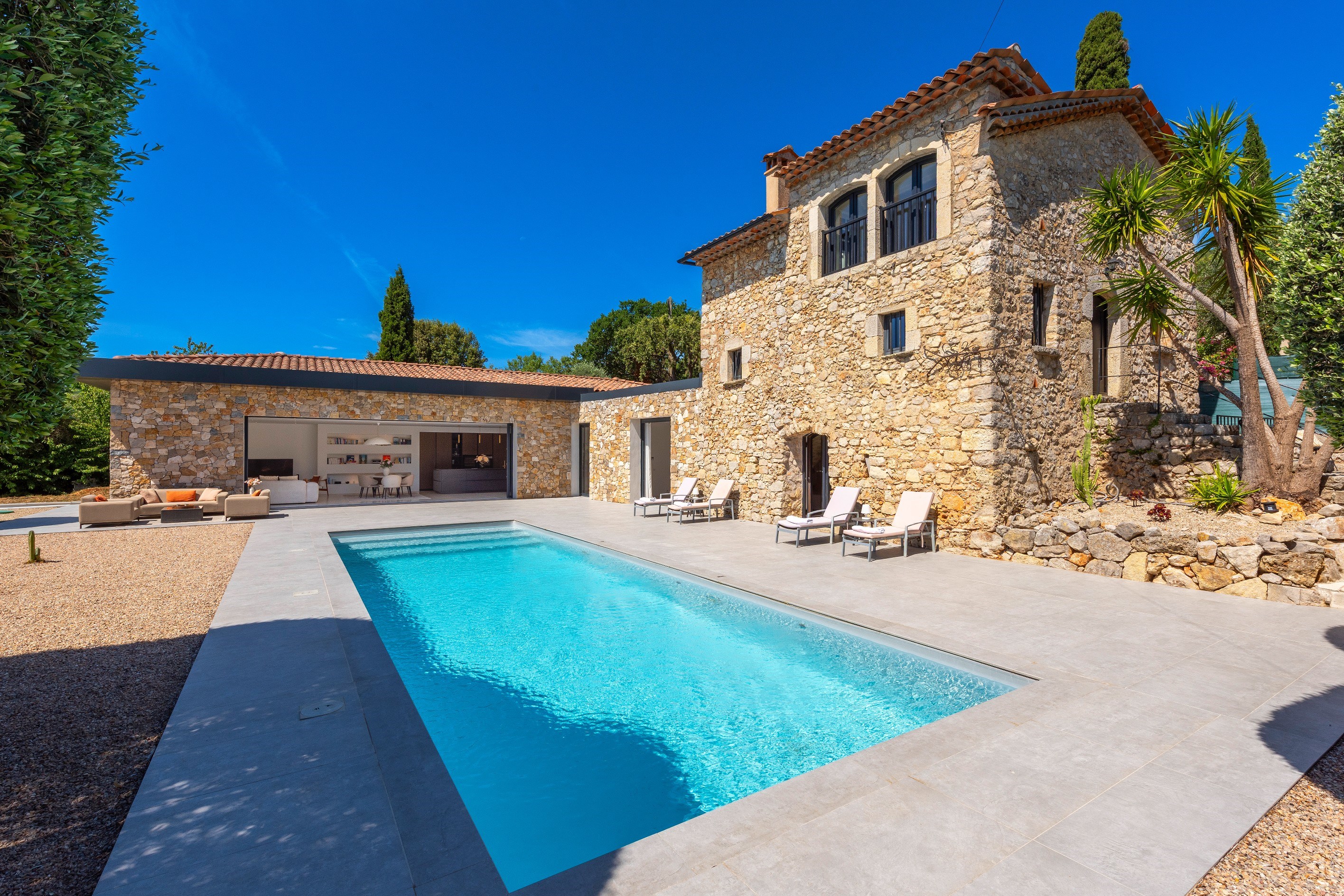  French Riviera estate combining modern architecture and historic stone charm - 物件實景