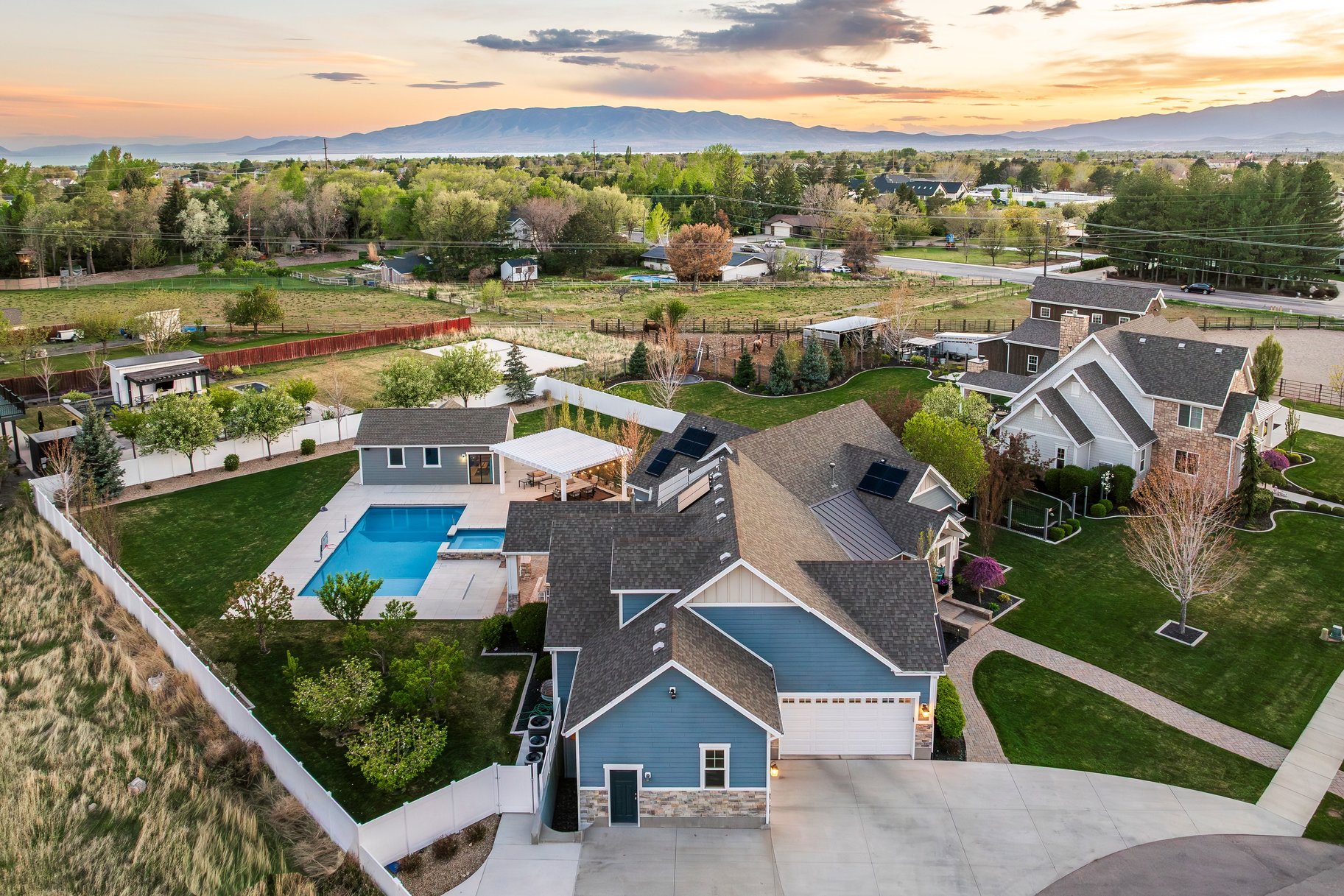  Beautiful Craftsman Rambler With Basement Apartment, Sports Pool and Pool House - 物件實景
