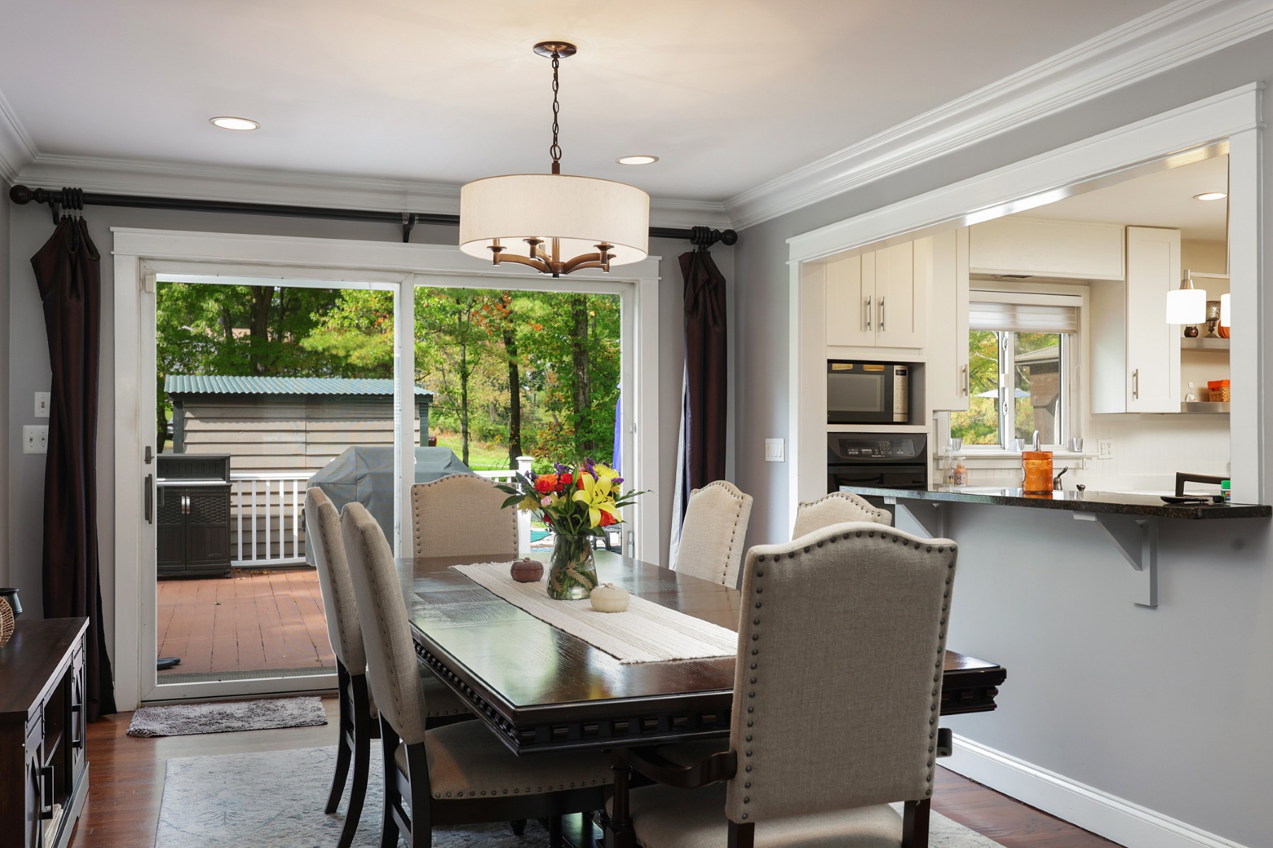  Inviting Ranch Home Offers Exceptional Indoor-Outdoor Entertainment Spaces - 物件實景