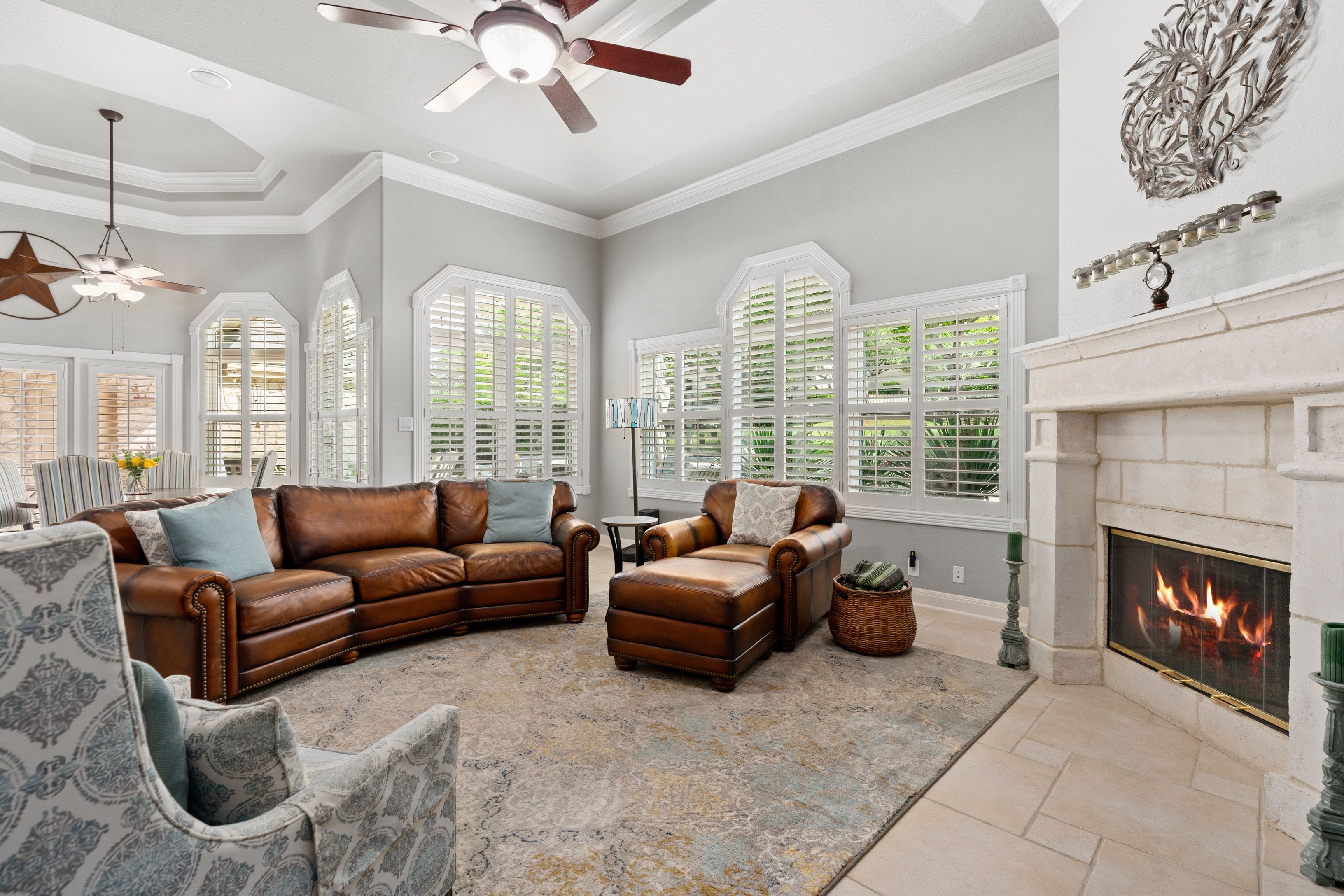  Spacious Estate with Poolside Views - 物件實景