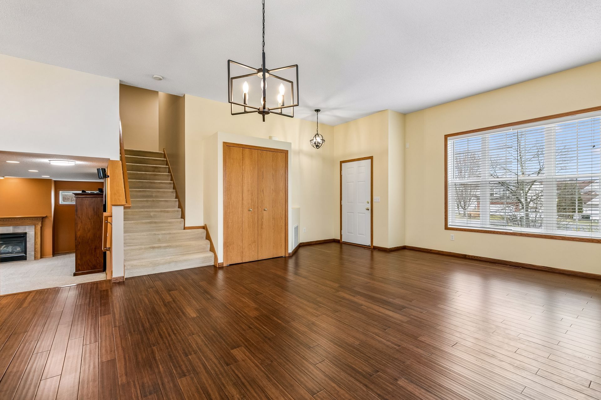  Cul-de-Sac Living with Over an Acre of Land - 物件實景