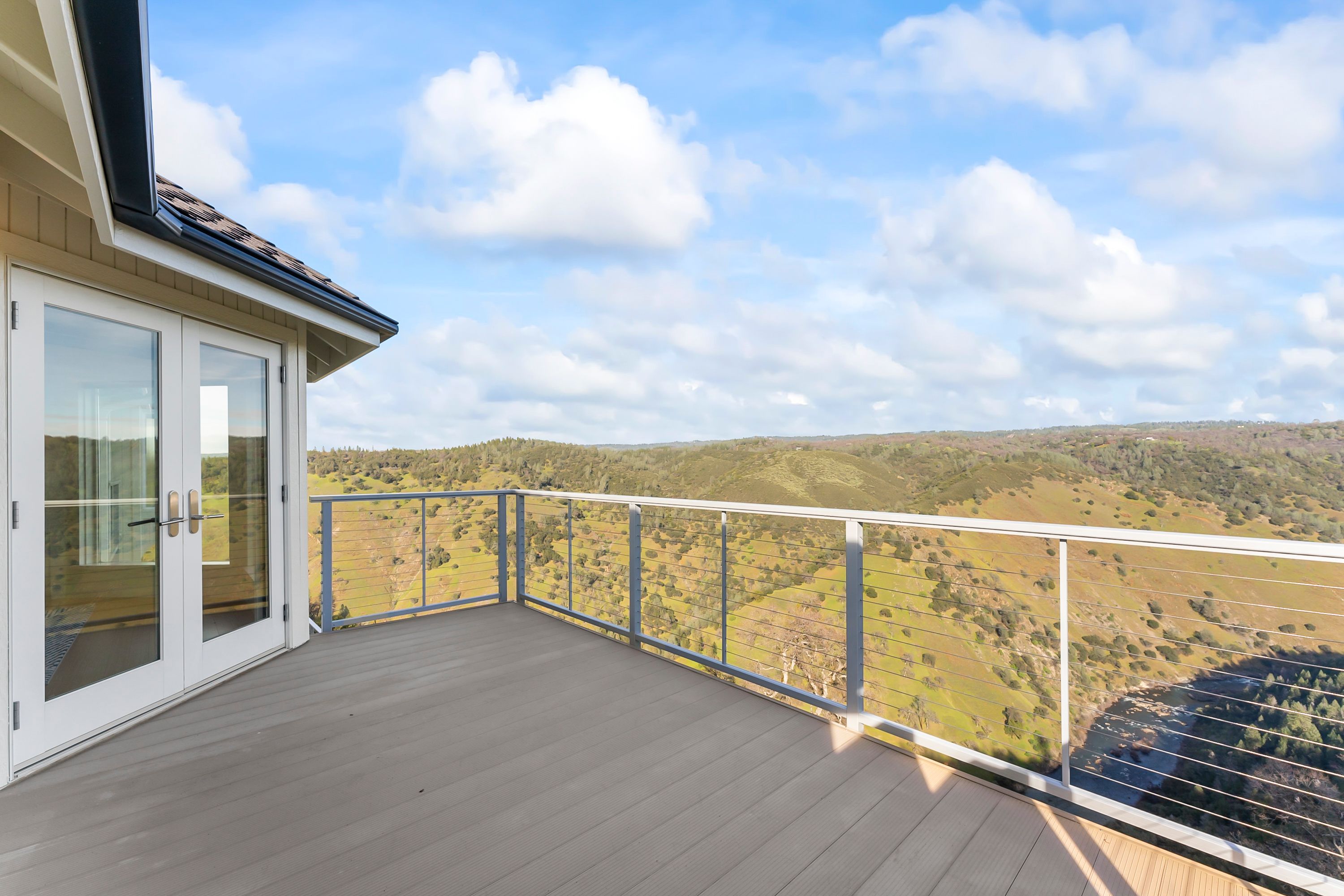  River Views • Pool • A Striking Estate That Makes a Statement - 物件實景