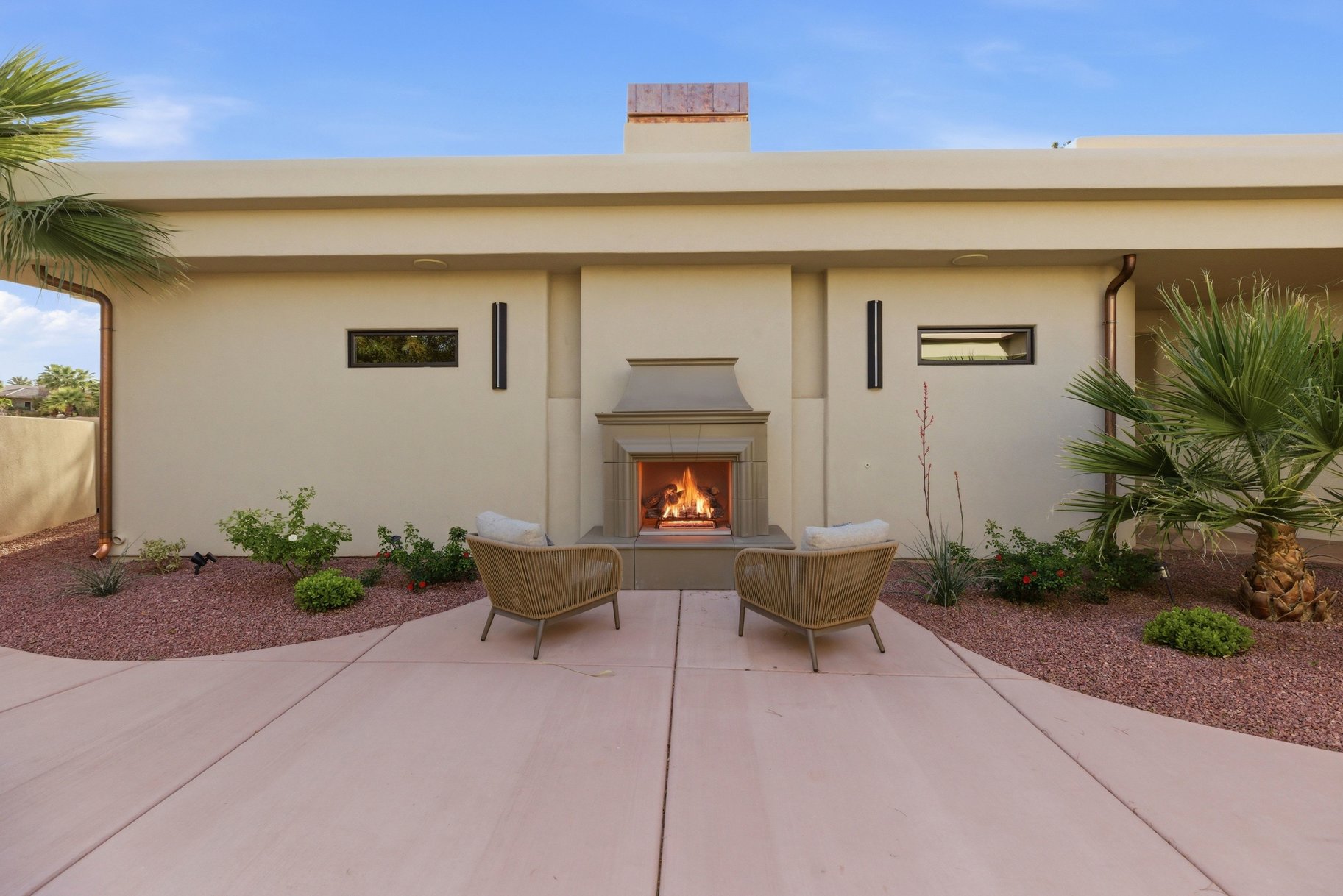  On The edge Of Stone Cliff With Sweeping Stunning City And Mountain Views - 物件實景