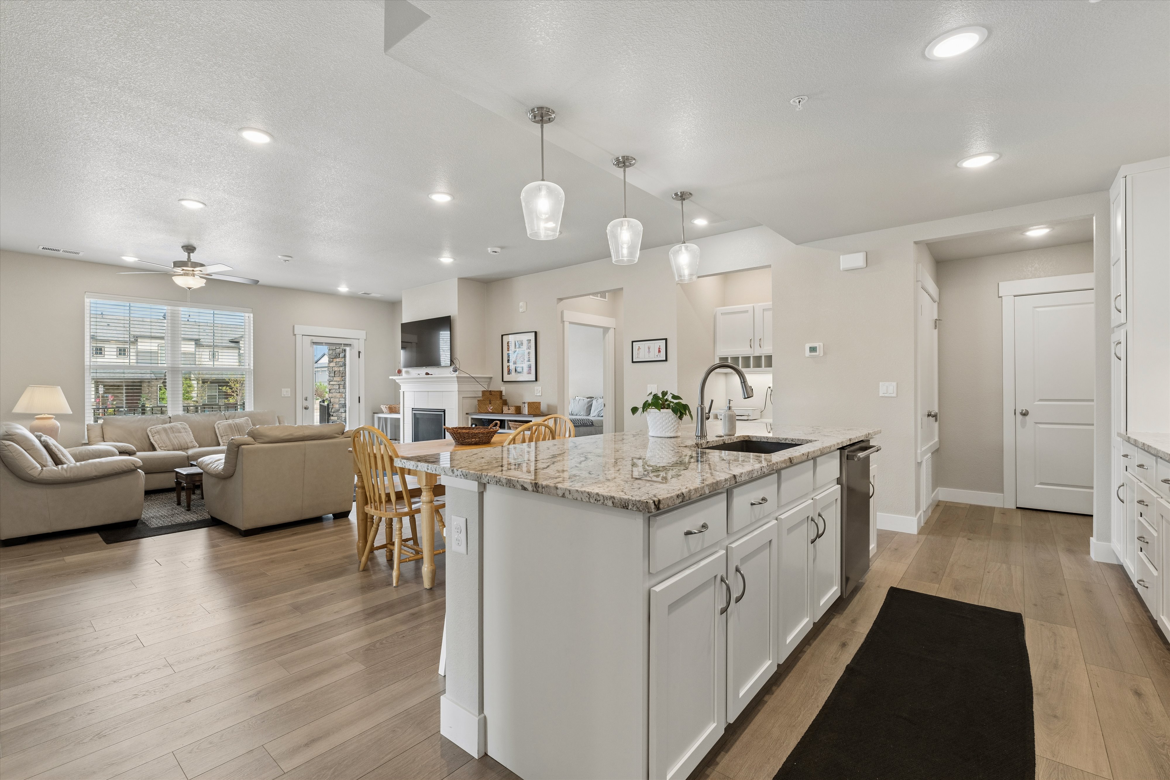  Enjoy Effortless, Lock-and-Leave Living in this Beautifully Finished Home - 物件實景
