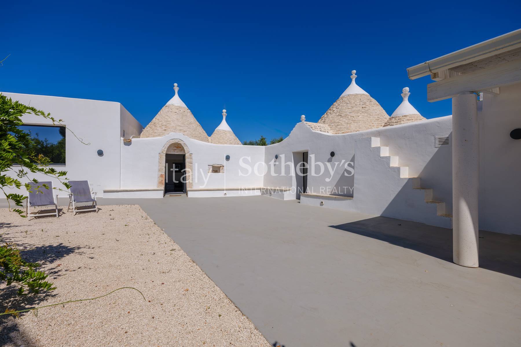  Authentic Trulli with Panoramic Ground in the Valle d