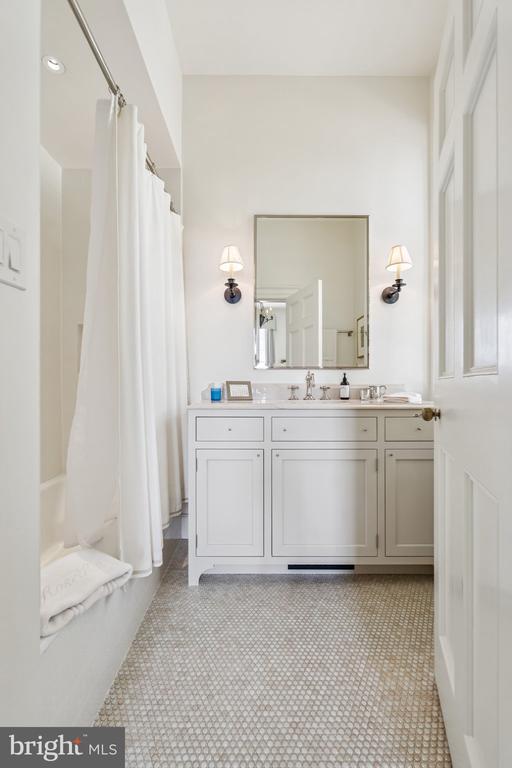 Rappahannock Academy, Virginia, 22538, United States, 4 Bedrooms Bedrooms, ,5 BathroomsBathrooms,Residential,For Sale,1917132