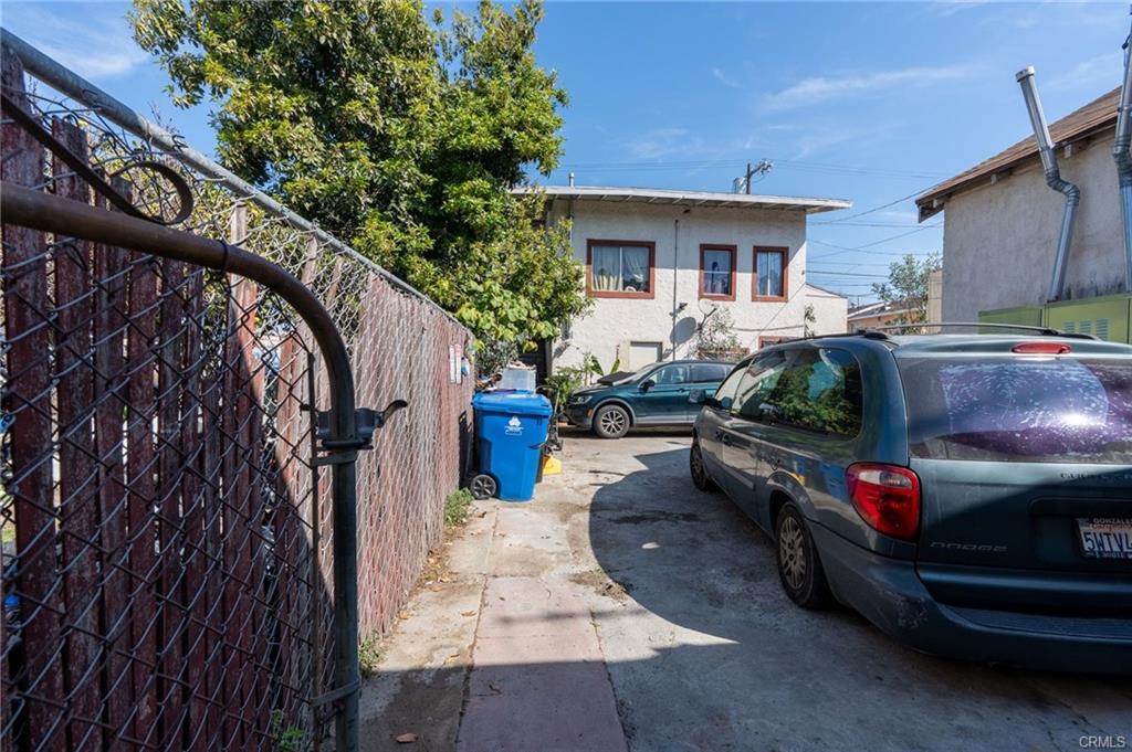 Los Angeles, California, 90037, United States, 7 Bedrooms Bedrooms, ,Residential,For Sale,1935782
